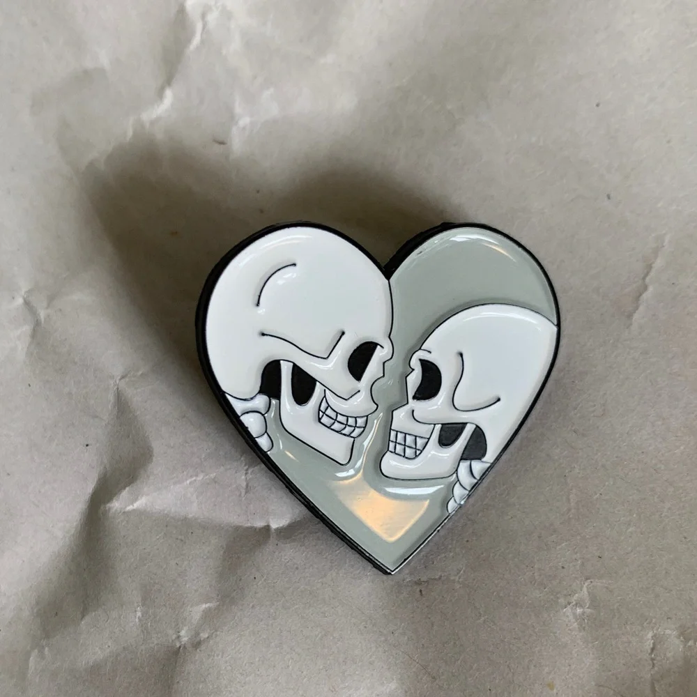 Silver & Black Skull Circle Photo Frame + Heart Skull Pin Bundle